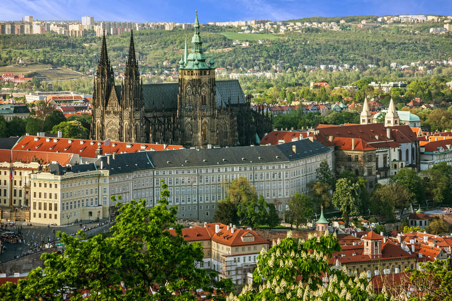 Witness the ebauty of Prague Castle from the cruise