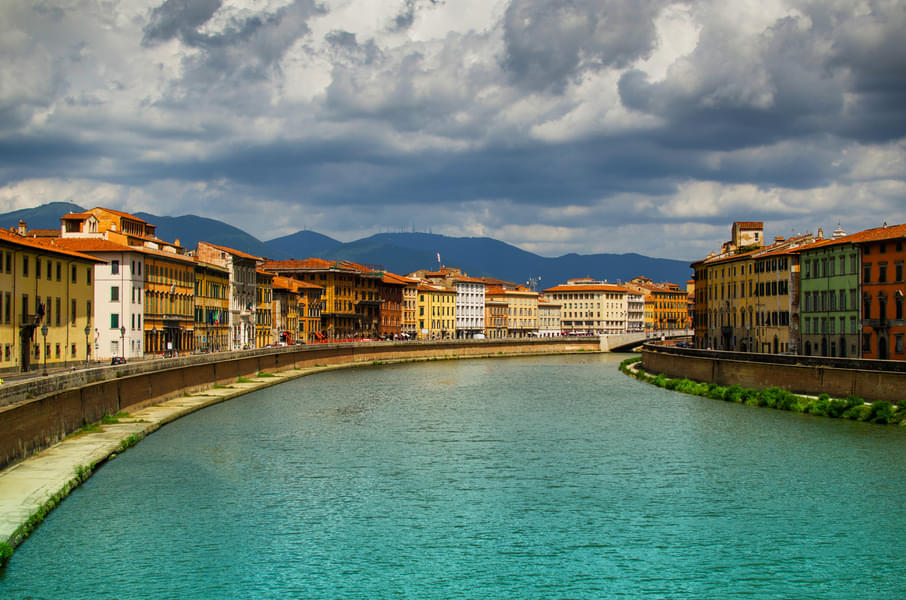 Flow upon the beautiful Arno river