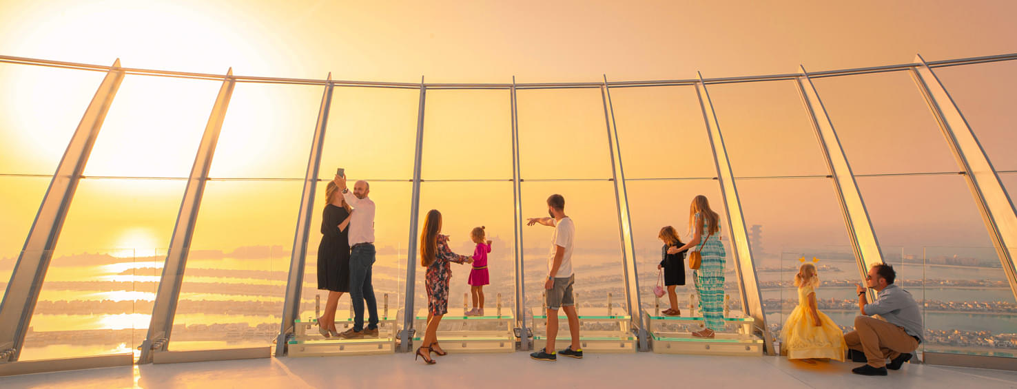 The palm смотровая площадка. Дубай вид со смотровых площадок. The palm смотровая площадка. Смотровая площадка на пальму в дубае. Oasis dubai площадка.