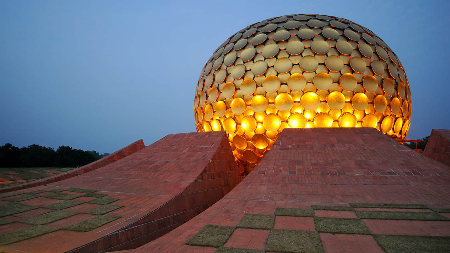 Matrimandir, <em>Pondicherry</em>