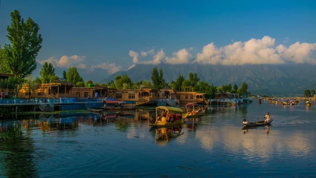 Take a relaxing boat trip on Dal Lake and soak in the breathtaking vistas of the Himalayan mountains.