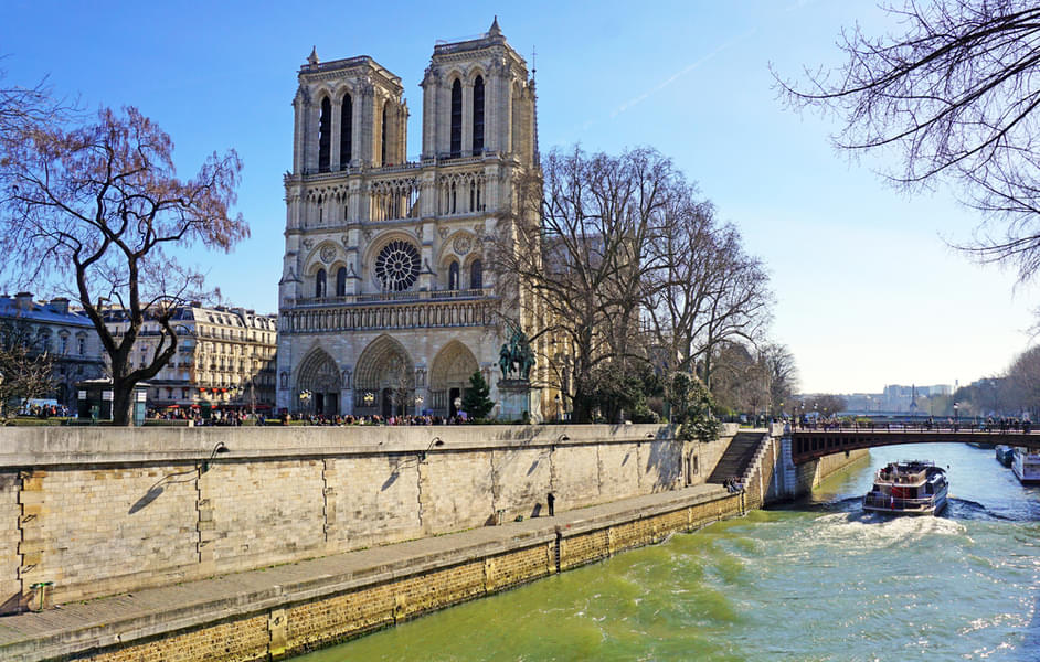 Watch the grand structure of Cathédrale Notre-Dame de Paris