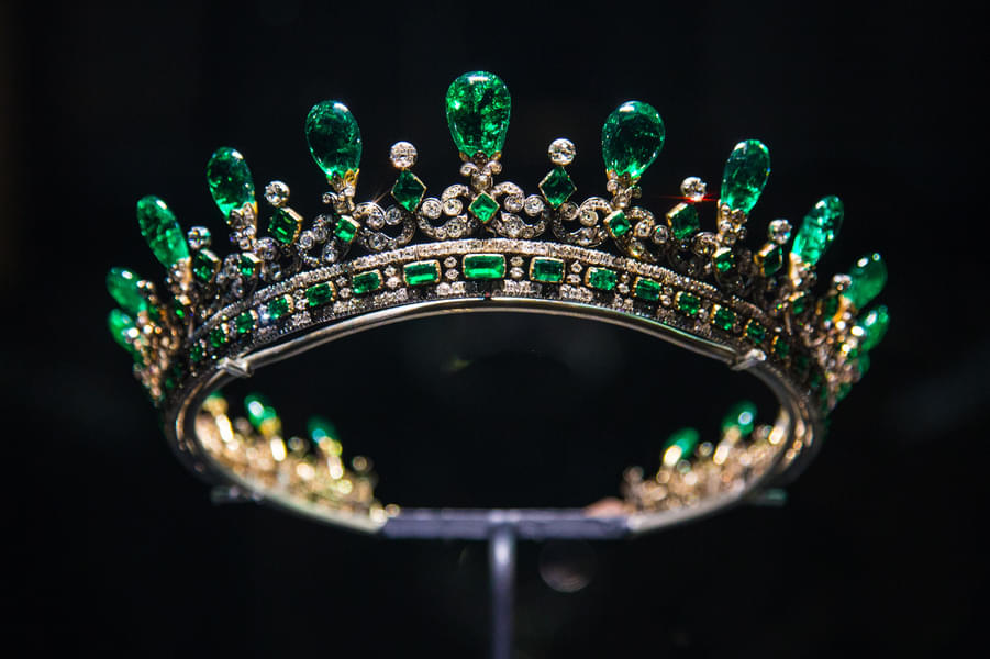 Be amazed by emeralds and diamonds that are placed in crowns and tiaras