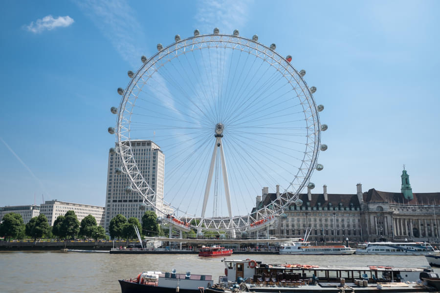 Enjoy a picturesque ride on the London Eye.