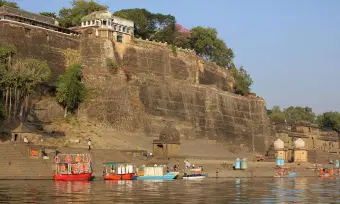 Explore Maheshwar Fort, also known as the Queen's Fort on a 10-hour guided tour along with other attractions