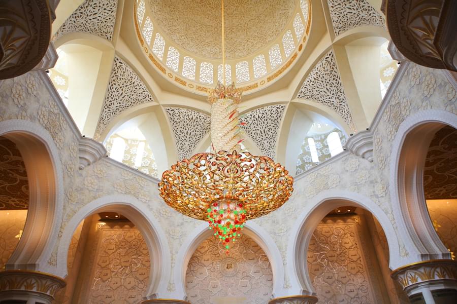 See the world's largest chandelier in Sheikh Zayed Mosque