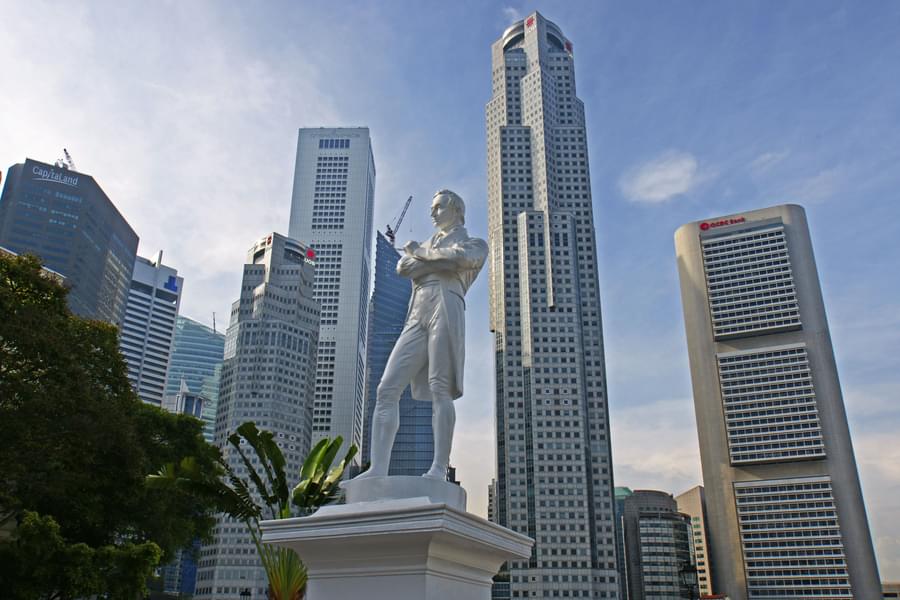 Visit the Sir Stamford Raffles Statue