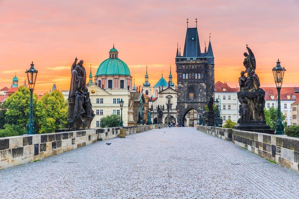 Prague Castle and Jewish Quarter Tour with Cruise and Lunch