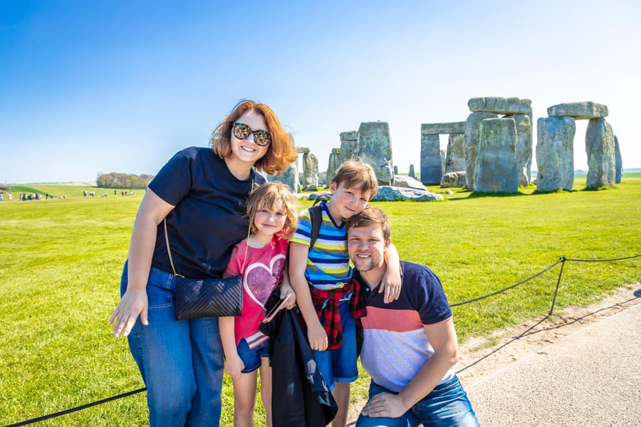 Click amazing pictures with your family at Stonehenge 