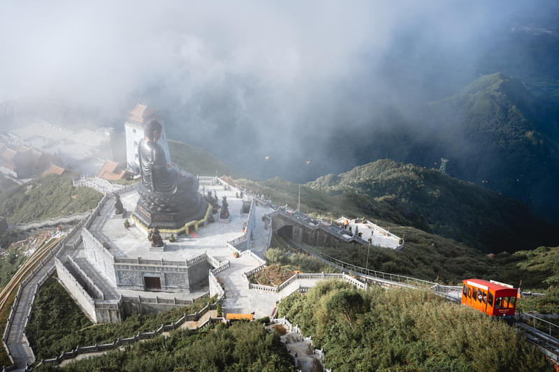 Vẻ đẹp của Fansipan trong sương