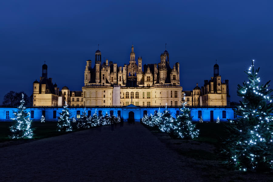 See the royal French mansions all lit up, and click beautiful pictures in front of it