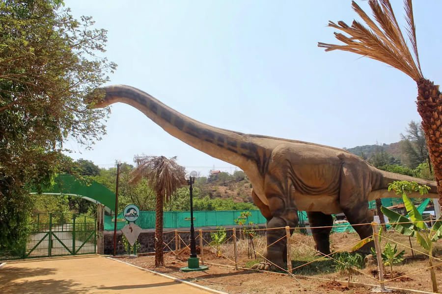 See the large scale dinosaur models