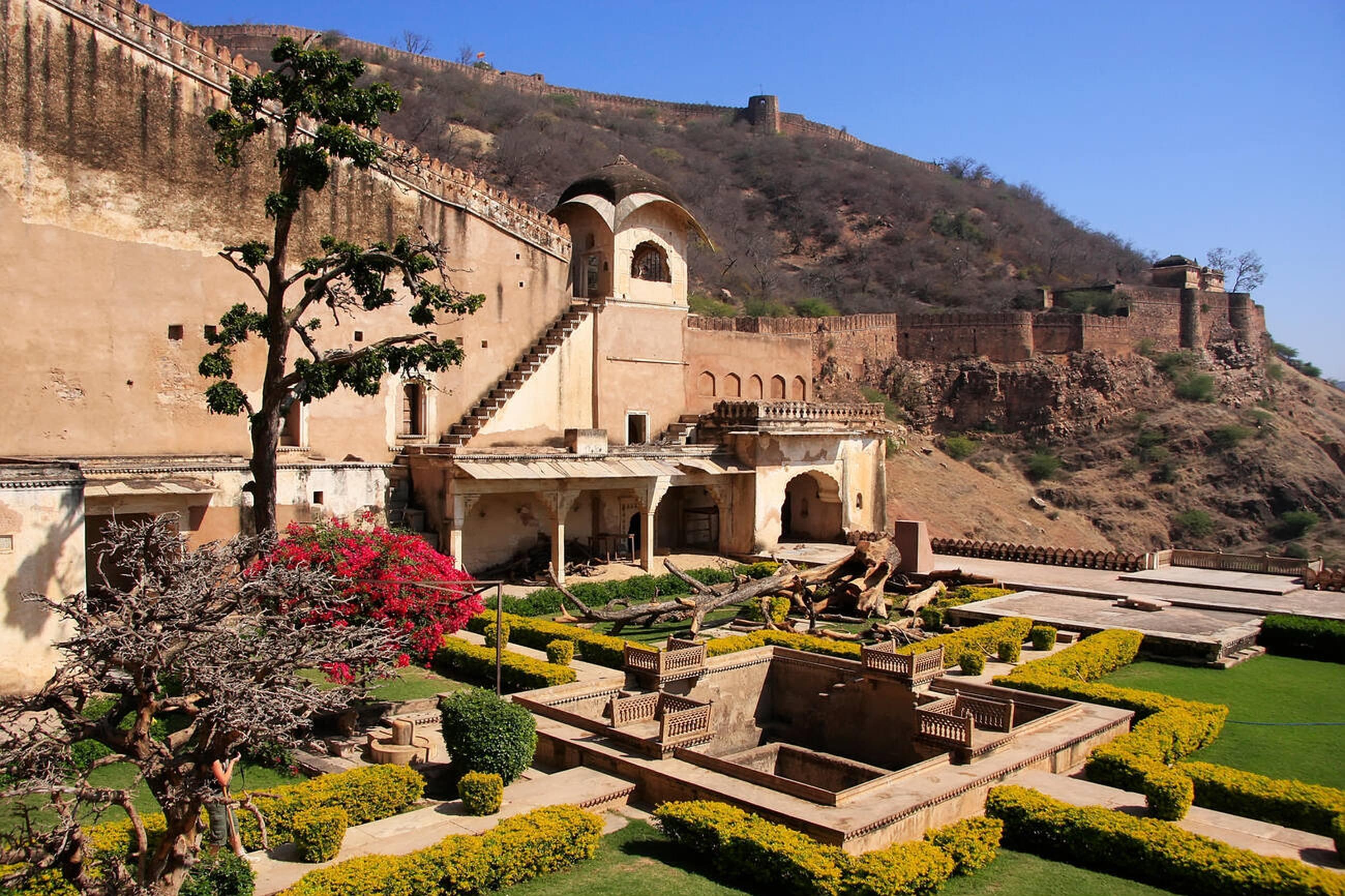 Visit the Miran Saheb ki Dargah