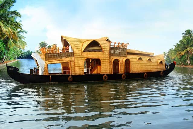 Stay in a houseboat