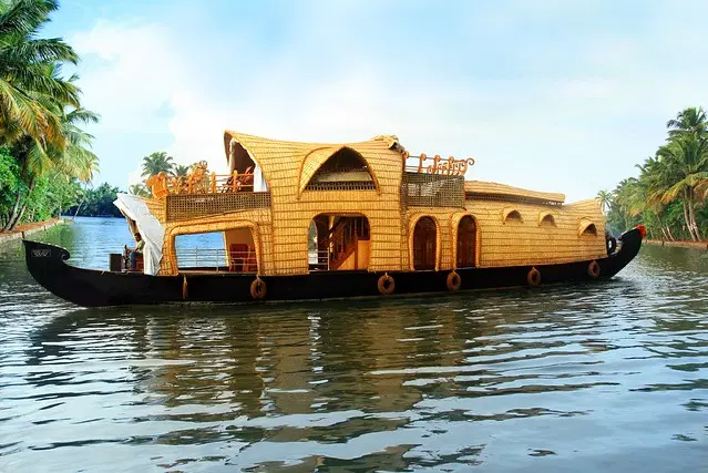 Stay in a houseboat