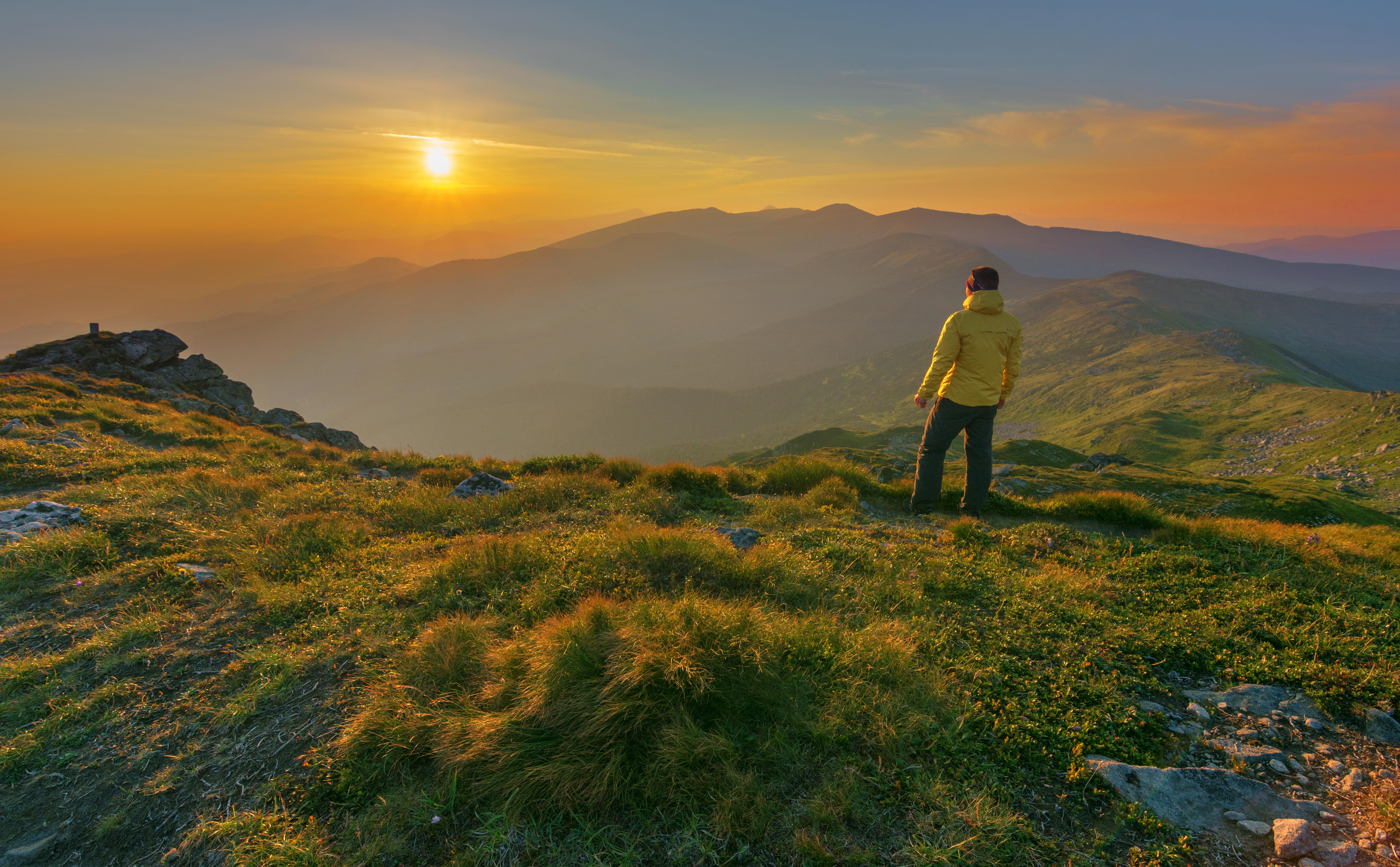Witness the breathtaking sunrise and sunset view from the peak Mullayangri