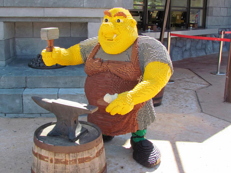 Meet your favorite LEGO characters in the LEGOLAND theme park Florida. 