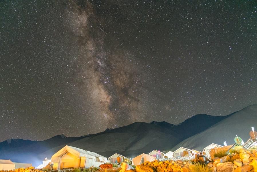 Take an eyeful glimpse of the magnificent clear sky in Ladakh filled with millions of stars. 