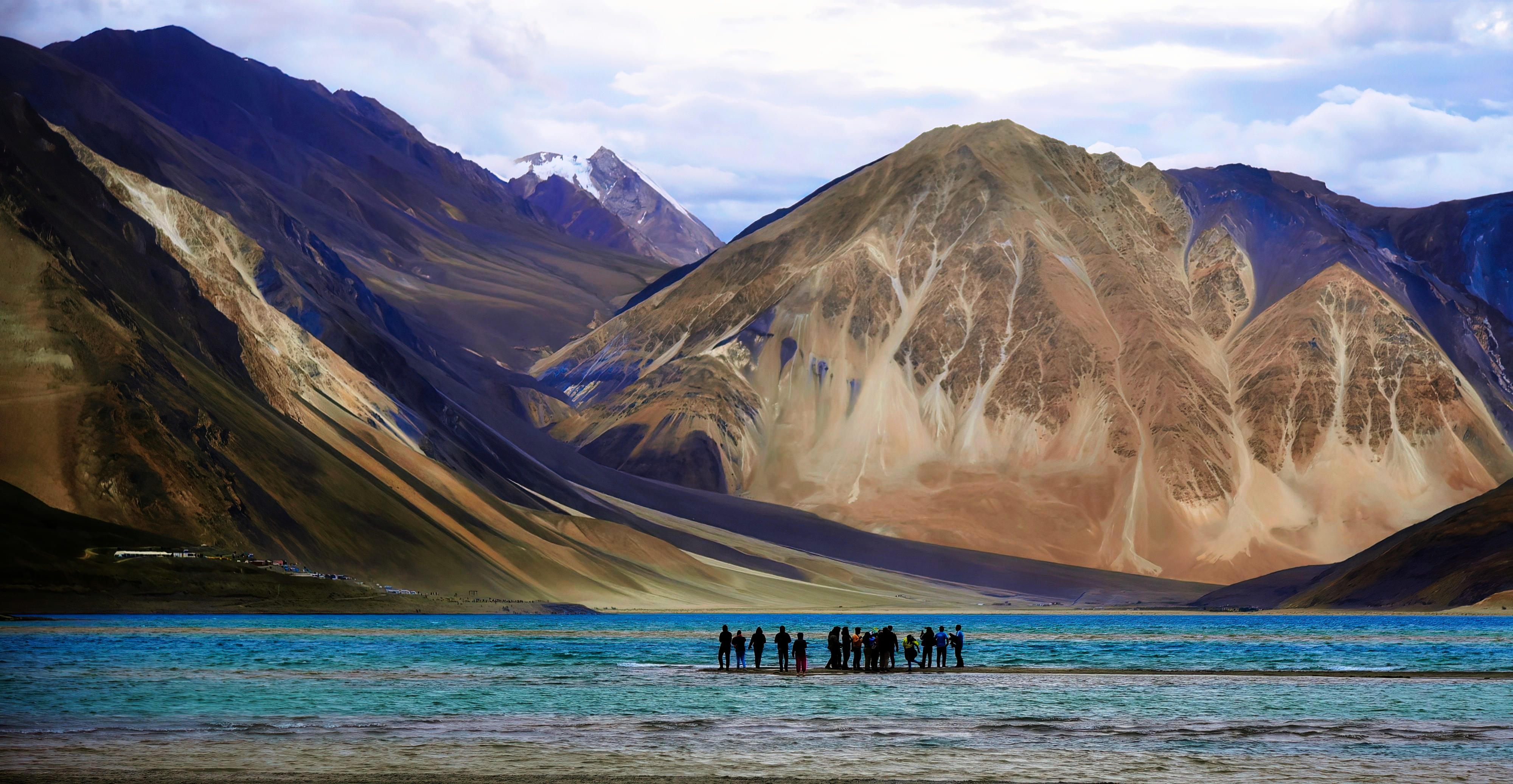 Admire the beauty of the clear waters of Pangong Lake