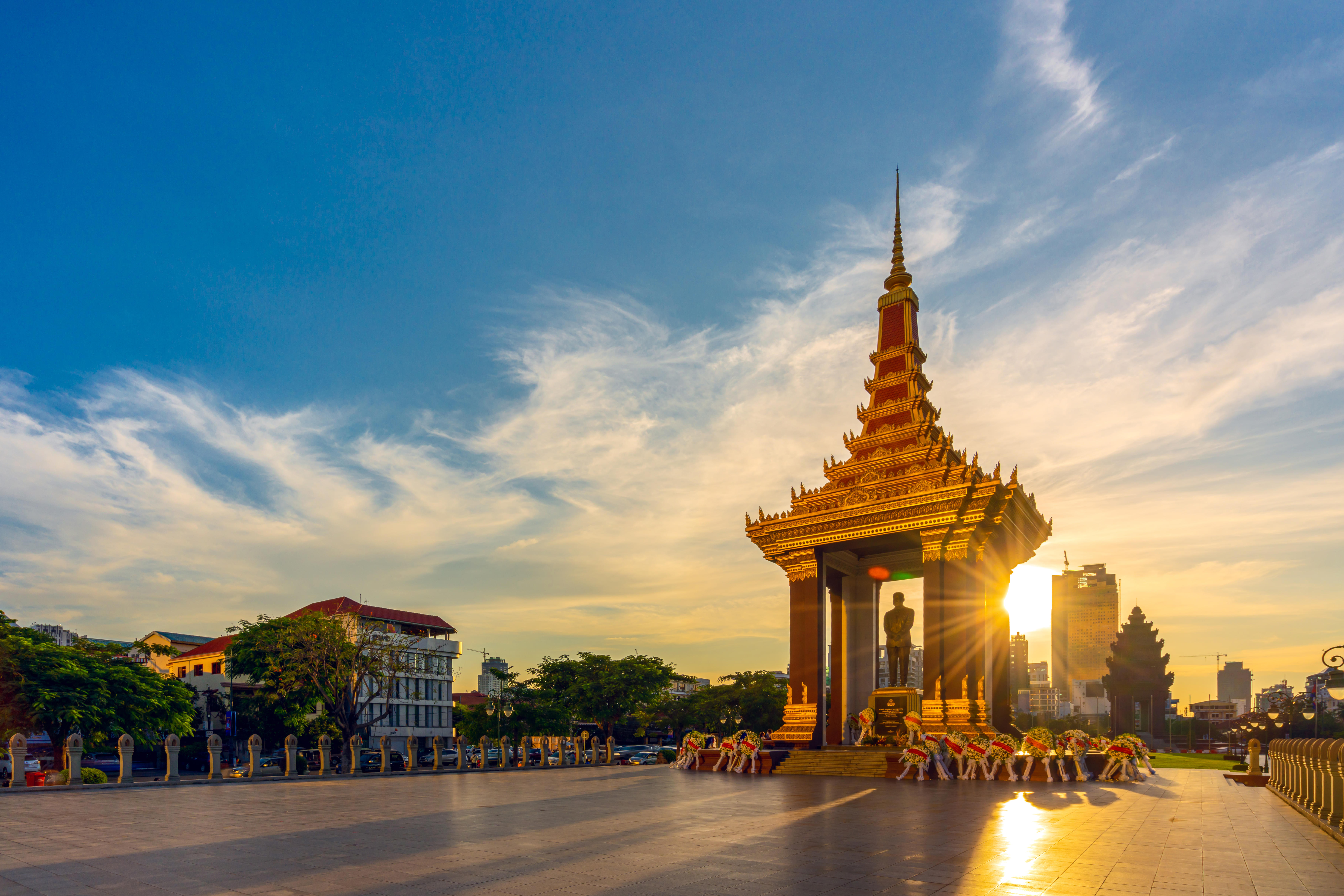 Пном пень. Камбоджа столица Пномпень. Phnom Penh Камбоджа. Камбоджа статуя короля Камбоджи. Пномпень фото.