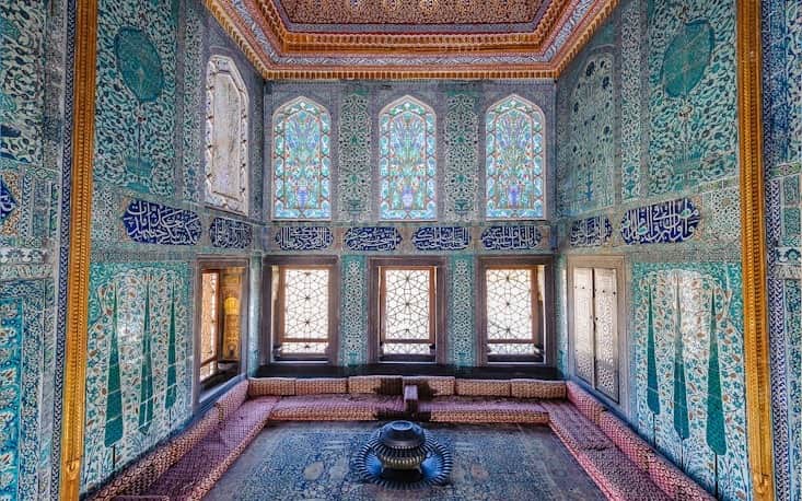 Wander through the Luxurious Harem