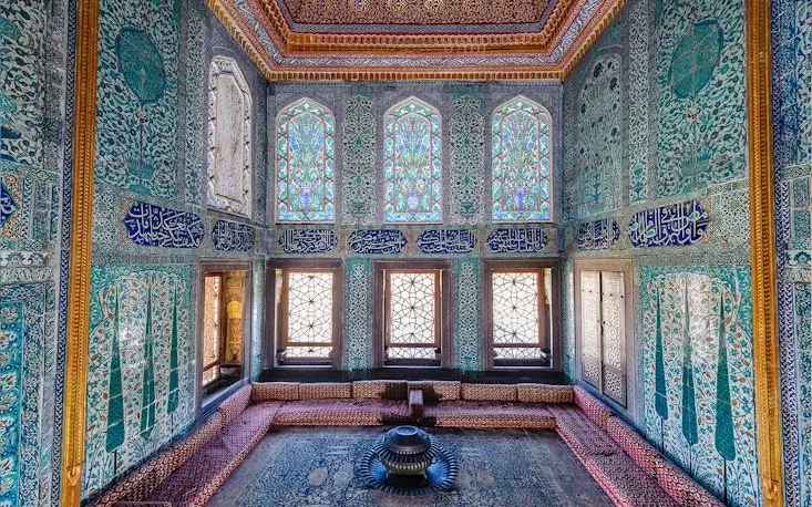 Wander through the Luxurious Harem