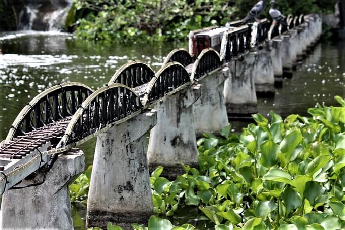 Tha Kha Floating Market