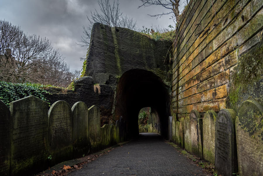 St James Secret Garden Cemetery Tour Image