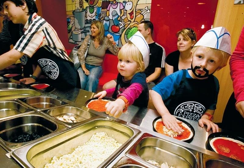 Make delicious pizzas with your children at the Pizza Express