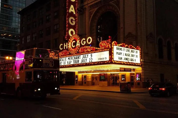 Take a big bus night tour in Chicago