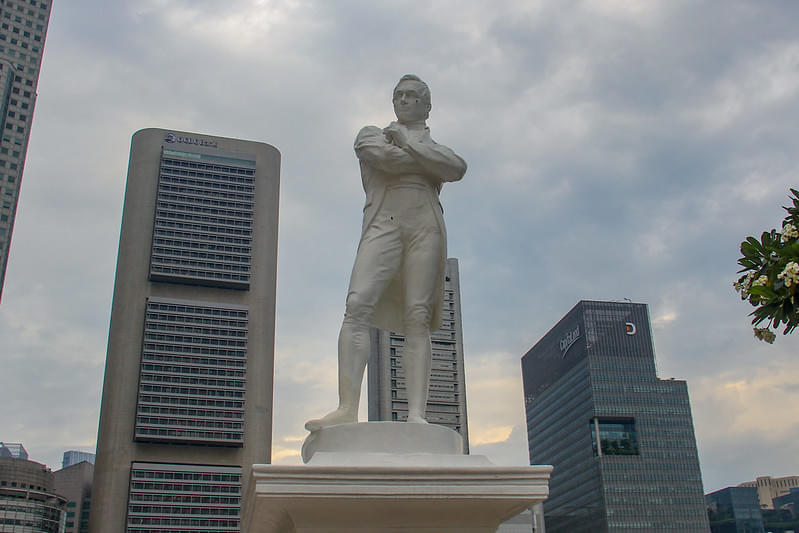 Visit the Sir Stamford Raffles Statue 