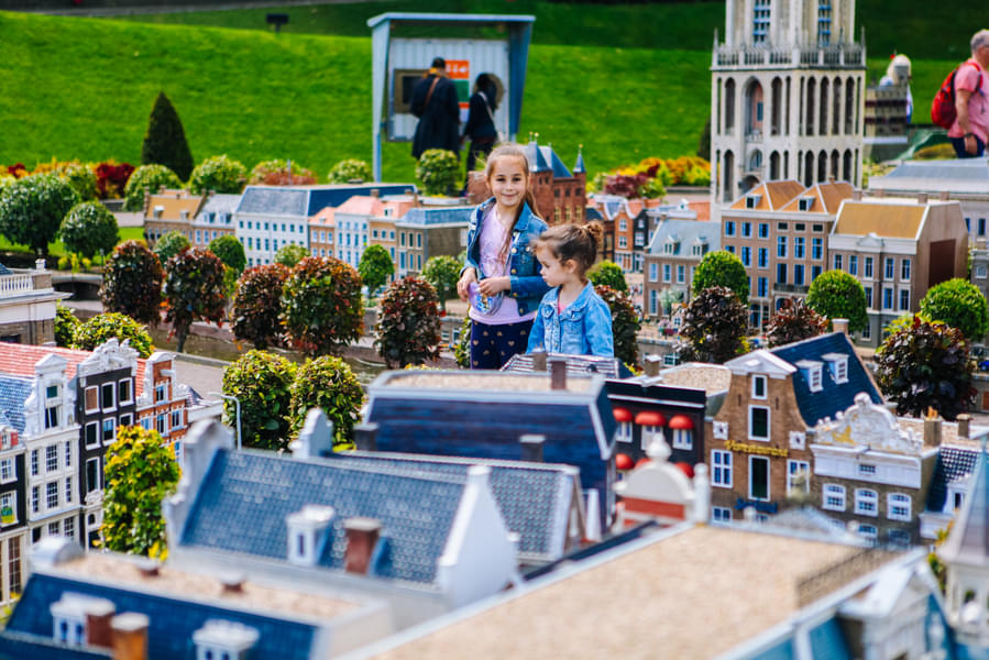 Let the little ones rejoice around the miniatures of Dutch landmarks