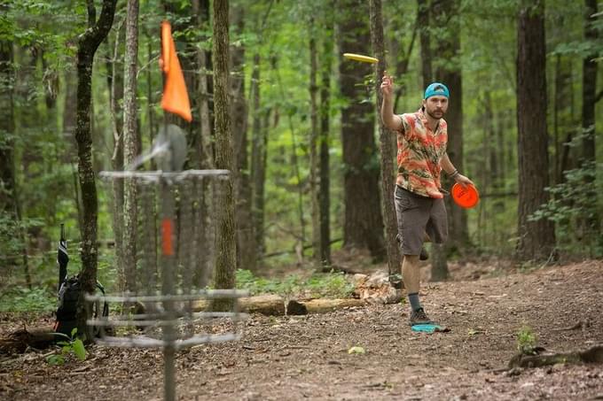 Play frisbee golf