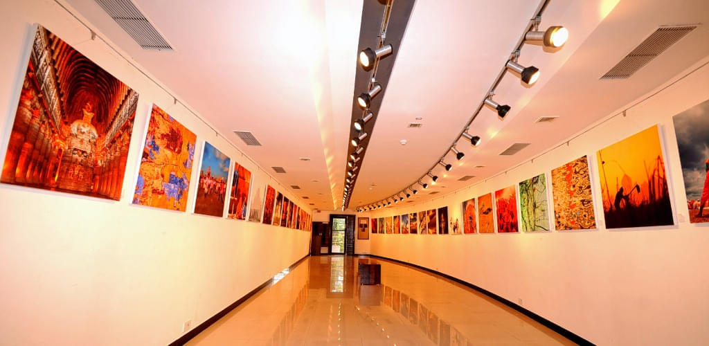 Jehangir Art Gallery Overview