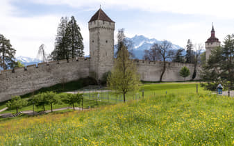6z5j9sx9hpx75jwrxdejkha8r7ta luzern   museggmauer mit zeitturm und wachturm