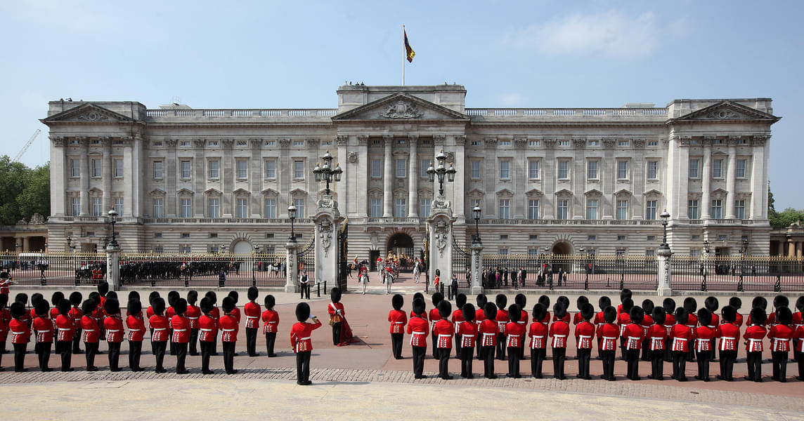 Enjoy Changing of the Guard Walking Tour at Buckingham Palace