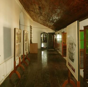 Admire the Palace Architecture and Courtyard