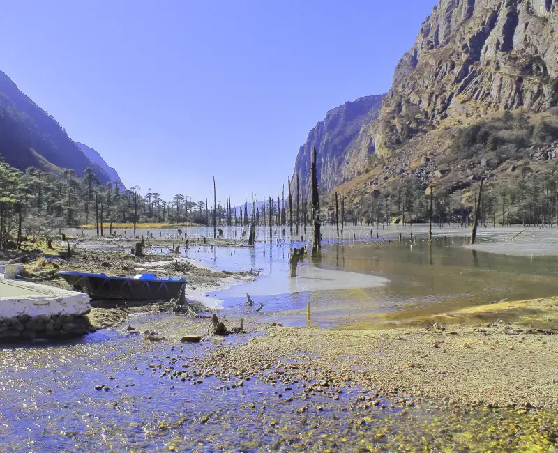 Trek to the Sangetser Lake