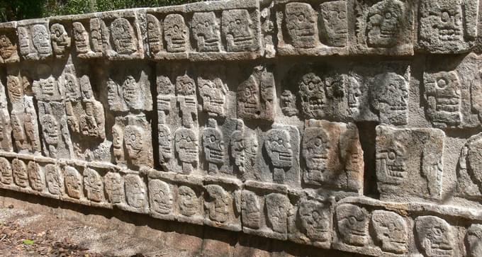 Wall of skulls chichen itza