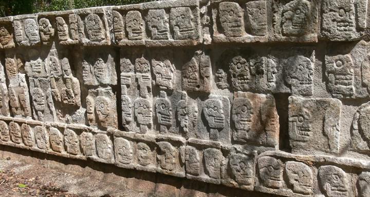Wall of skulls chichen itza