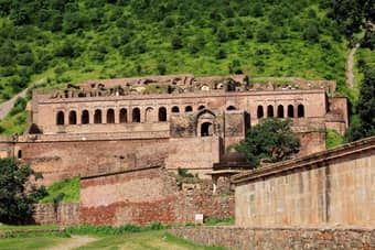 Capture the stunning beauty of Bhangarh’s ruins