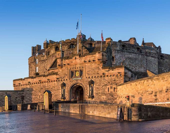 Embark on a private Edinburgh Castle tour with your loved ones