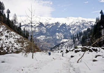 Soak in the mesmerising views of the snow capped mountains at Solang Valley