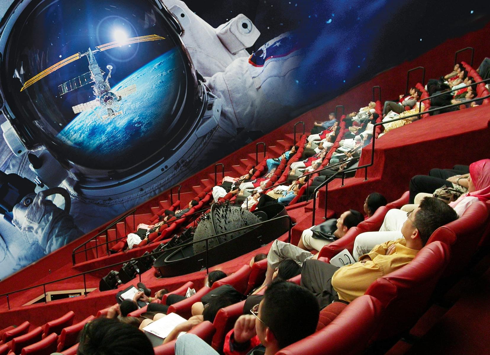 Be amazed by the Digital movies you watch on this stunning Fulldome screen