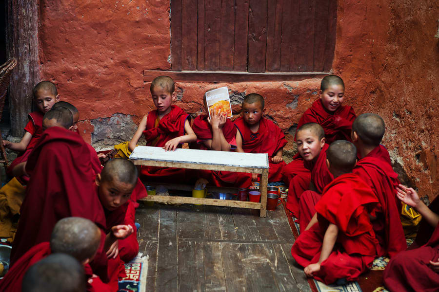 Interact with the native kids of the Tibetan region 