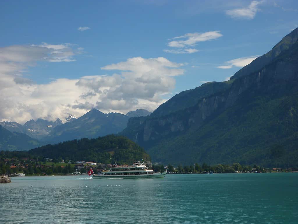 Enjoy a boat cruise on Lake Brienz