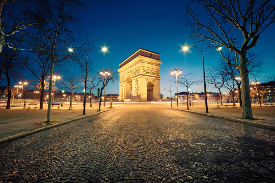 Take in mesmerizing night view of the Arc de Triomphe