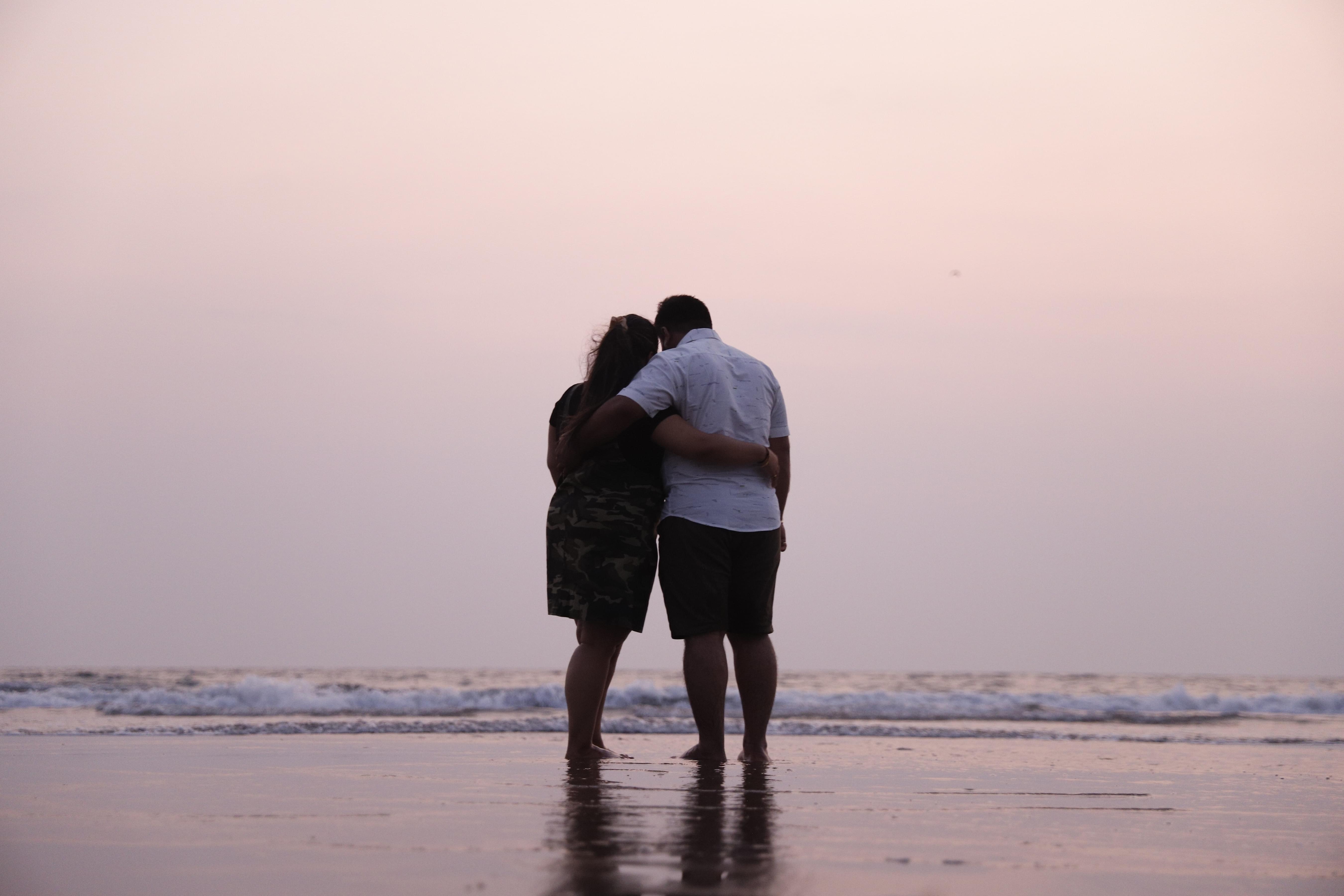 Enjoy a couple photoshoot on the beautiful beach of Chennai 