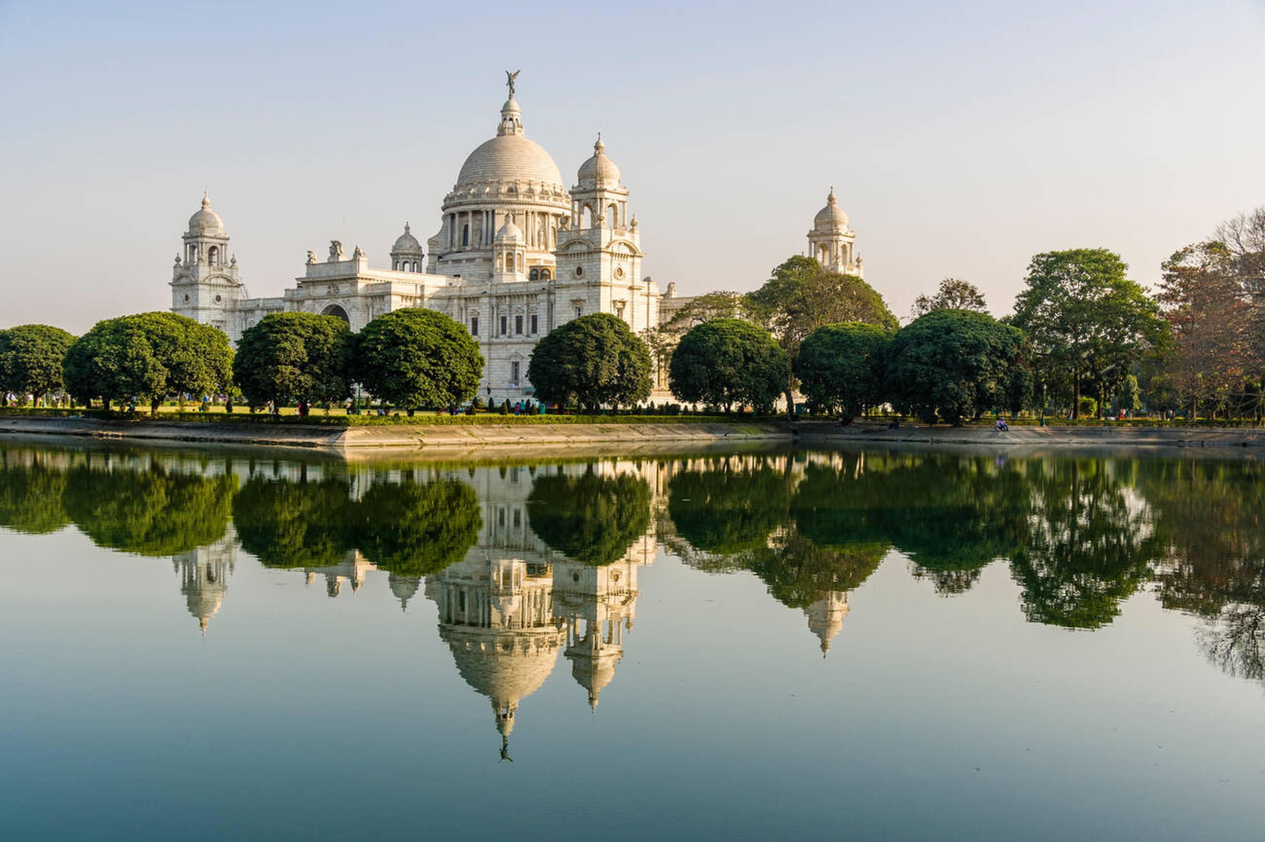 Explore Victoria Memorial and more on a flexible 8-hour Kolkata tour