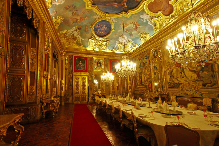 Admire the setting of dining room of the palace, also known as Sala da pranzo